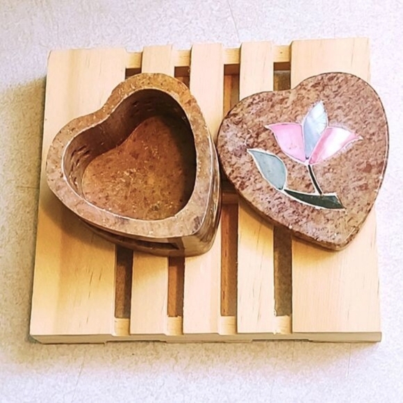 VINTAGE SOAP STONE WITH INLAID ABALONE SHELL HEART SHAPED TRINKET BOX - Picture 2 of 7